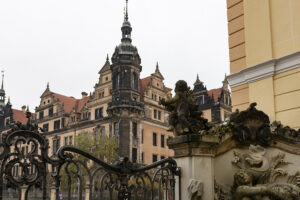 Blick vom Taschenbergpalais zum Hausmannsturm Rezidenzschloss